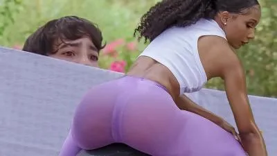 Un jeune garçon regarde sa voisine milfed faire de lexercice vidéo porno